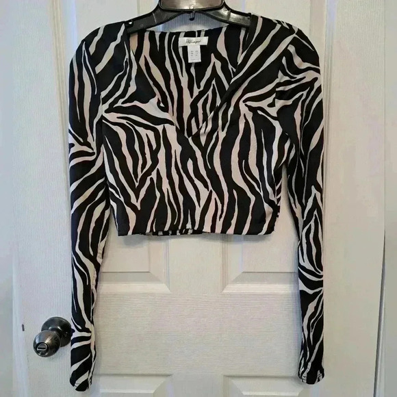 ❤️ Revamped Long Sleeved Cropped Animal  Print Top - Picture 9 of 10